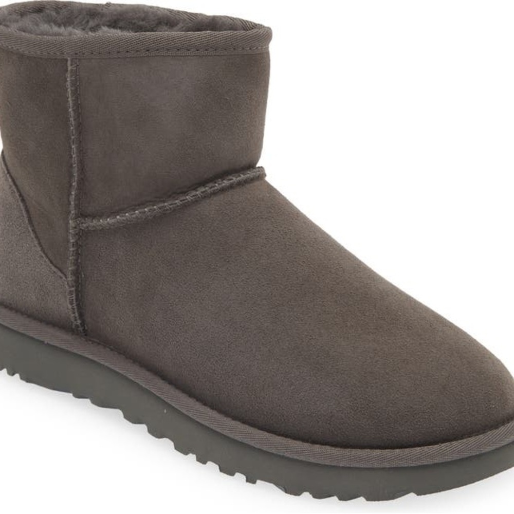 NWOT UGG Classic Mini II Genuine Shearling Lined Boot (Women)